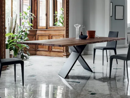 Tavolo Ax con top in legno e base in metallo di Bonaldo