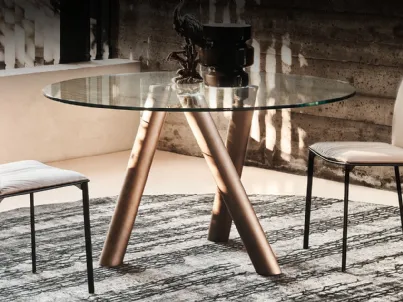 Tavolo rotondo con tre gambe in acciaio tubolare con piano in cristallo Ray di Cattelan Italia