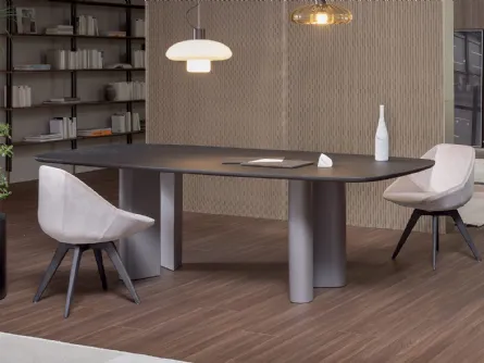 Tavolo Geometric Table con top in legno e base in metallo di Bonaldo