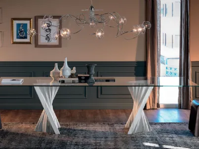 Tavolo con base in marmo bianco e piano in cristallo Plisset di Cattelan Italia