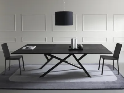 Tavolo allungabile in legno di rovere con base in metallo Random di Ozzio