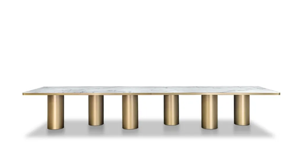 Tavolo Signore degli Anelli 72 Steel con top in vetro marmo Reflex e base finitura ottone di Reflex
