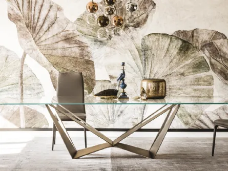 Tavolo con gambe in acciaio e piano in cristallo Skorpio di Cattelan Italia