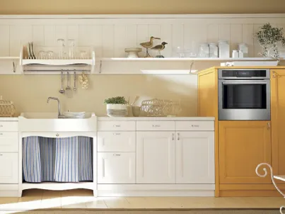 Cucina classica lineare in legno massello laccato semitrasparente di Valplana