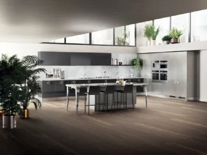 Cucina Classica Exclusiva in laccato lucido e ossidato Grigio Ferro di Scavolini