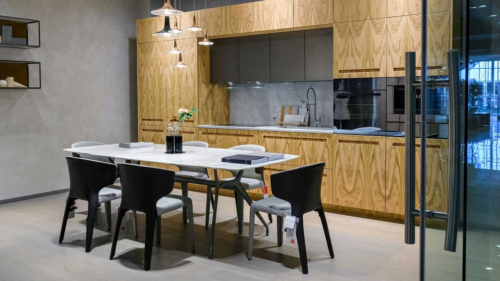 Cucina Design lineare D90 in essenza premium Olivo e marmo di TM Italia