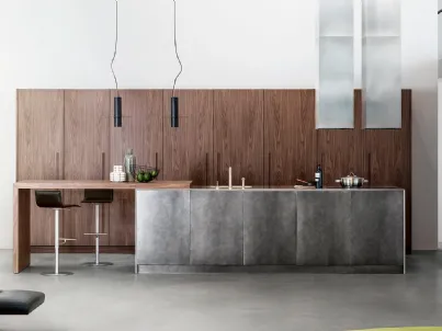 Cucina di design lineare D90 in alluminio, con finitura in laccato speciale acciaio ossidato, top in acciaio spazzolato e colonne in noce canaletto di TM Italia