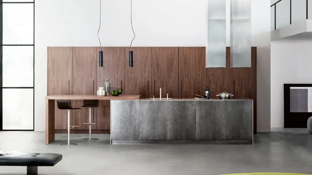 Cucina di design lineare D90 in alluminio, con finitura in laccato speciale acciaio ossidato, top in acciaio spazzolato e colonne in noce canaletto di TM Italia