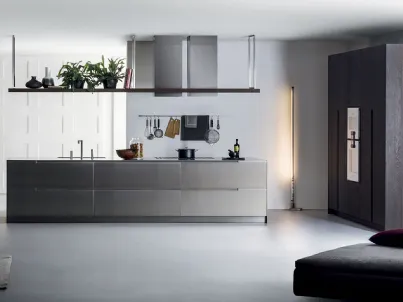Cucina Design lineare G180 con top e ante in acciaio spazzolato e colonne in rovere termotrattato di TM Italia