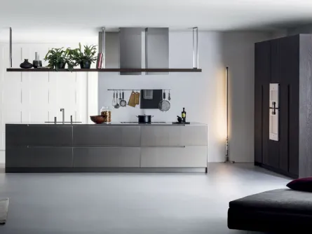 Cucina Design lineare G180 con top e ante in acciaio spazzolato e colonne in rovere termotrattato di TM Italia