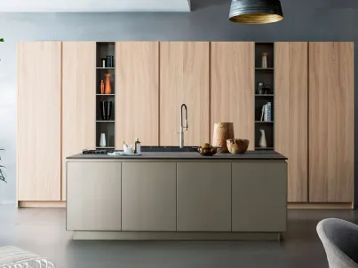 Cucina Design con isola T45 01  in laccato speciale champagne, top in pietra di Corinto e colonne in olmo di TM Italia