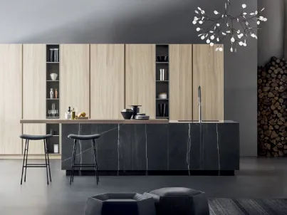 Cucina Design con isola T45 02 in marmo pietra di Corinto con colonne in essenza di rovere sbiancato di TM Italia