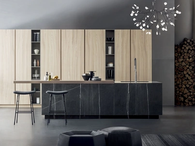 Cucina Design con isola T45 Evo in essenza Olmo e pietra di TM Italia