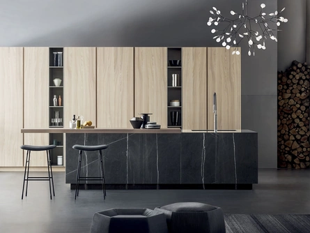 Cucina Design con isola T45 Evo in essenza Olmo e pietra di TM Italia