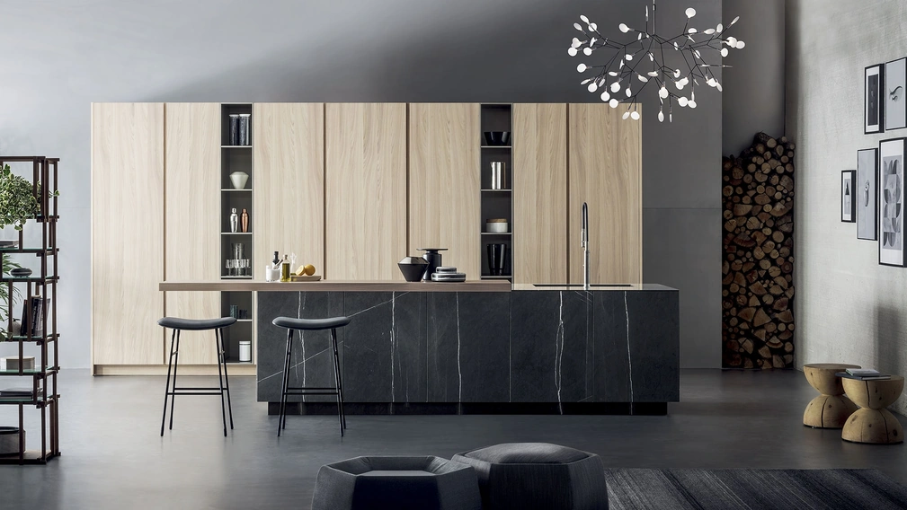 Cucina Design con isola T45 Evo in essenza Olmo e pietra di TM Italia