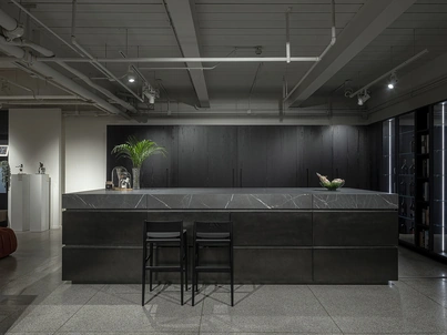 Cucina Design T45 in Rovere materico e laccato Acciaio di TM Italia