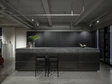 Cucina Design T45 in Rovere materico e laccato Acciaio di TM Italia