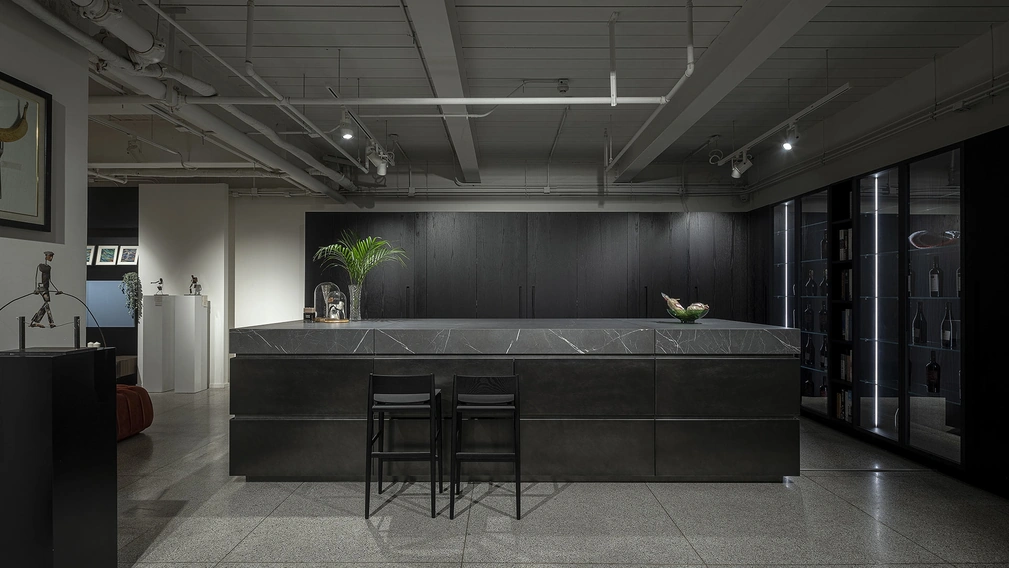 Cucina Design T45 in Rovere materico e laccato Acciaio di TM Italia