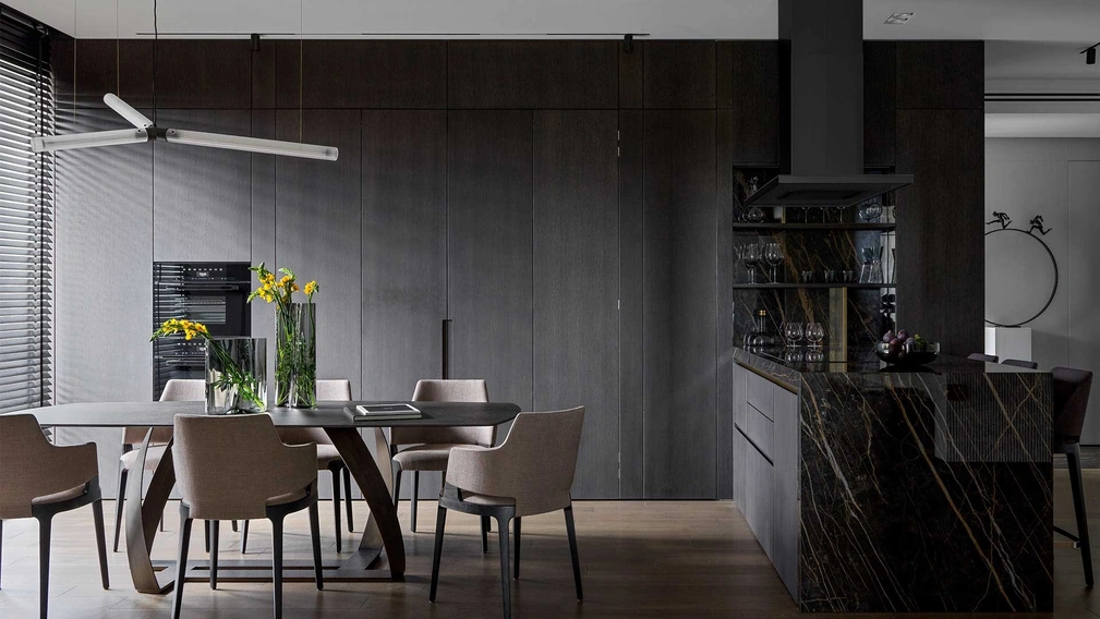 Cucina Design con penisola T45 in essenza tinta Rovere Tabacco e laccato Bronzo di TM Italia