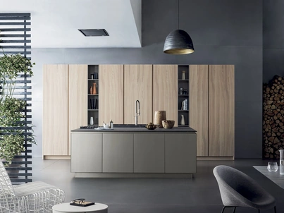 Cucina Design T45 in essenza Olmo e laccato metallico di TM Italia