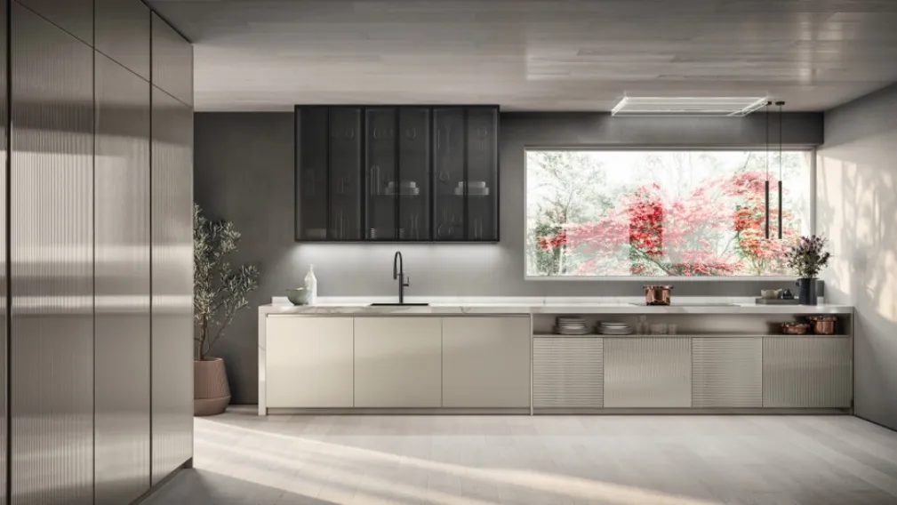 Cucina Moderna lineare Libra in vetro opaco rigato e liscio Perlage di Scavolini