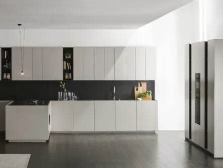 Cucina su misura angolare con penisola D90+ in laccato opaco con piano in pietra Belgian Blu di TM Italia