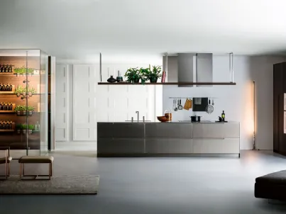 Cucina su misura lineare G180 con top e ante in acciaio satinato e colonne in rovere termotrattato di TM Italia