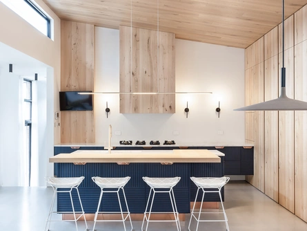 Cucina su misura con Isola Miuccia in laccato Blu e pietra di TM Italia