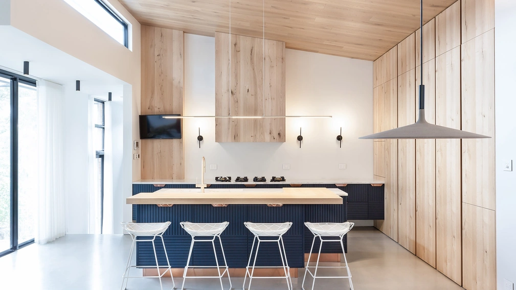 Cucina su misura con Isola Miuccia in laccato Blu e pietra di TM Italia