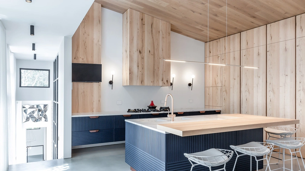 Cucina su misura con Isola Miuccia in laccato Blu e pietra di TM Italia