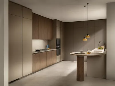 Cucina su misura con penisola Poetica 09 in Frassino, PET e laccato di Scavolini