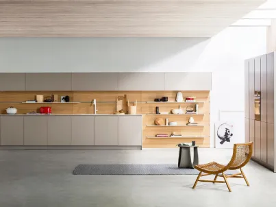 Cucina su misura lineare K6 in laccato opaco con schienale in rovere e top in Corian di TM Italia