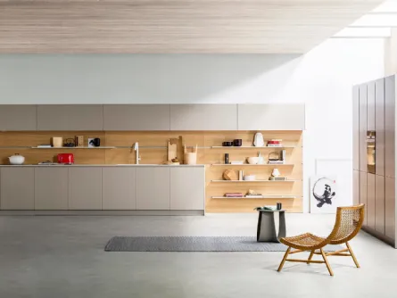 Cucina su misura lineare K6 in laccato opaco con schienale in rovere e top in Corian di TM Italia