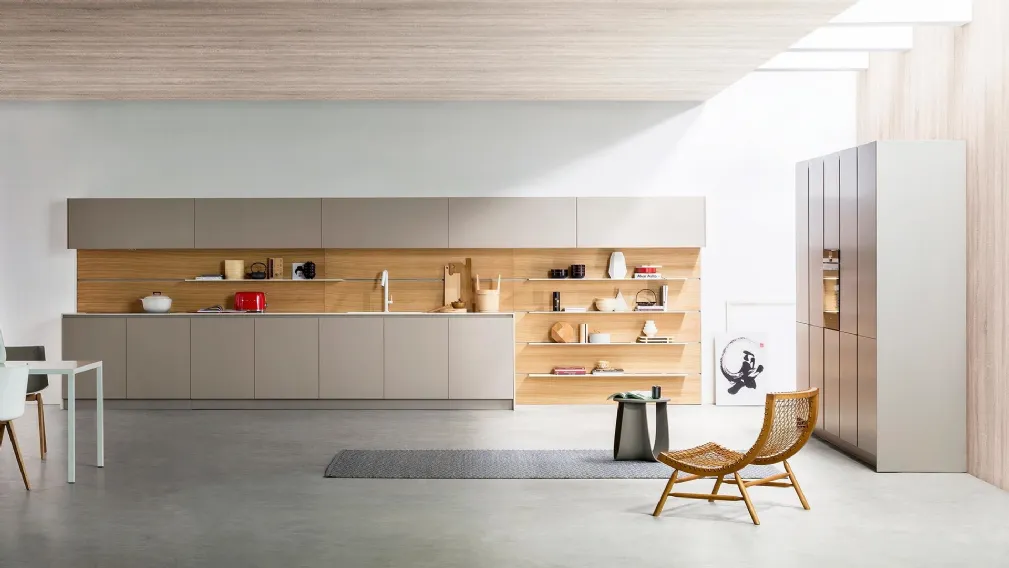 Cucina su misura lineare K6 in laccato opaco con schienale in rovere e top in Corian di TM Italia