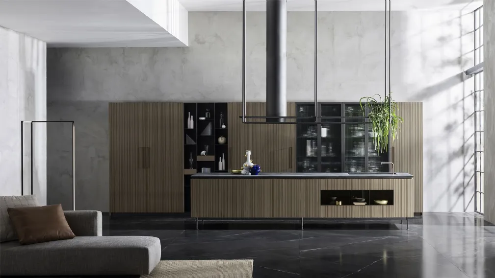Cucina su misura lineare Rua in rovere tinto grigio fumo e top in gres ardoise noir di TM Italia