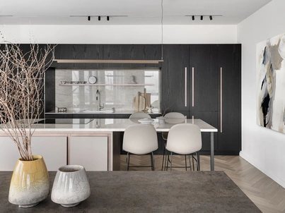 Cucina su misura T30 con isola in rovere materico e laminato di TM Italia