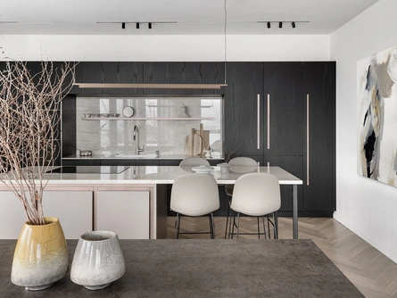 Cucina su misura T30 con isola in rovere materico e laminato di TM Italia