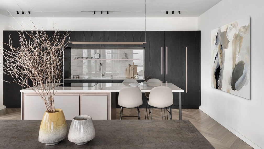 Cucina su misura T30 con isola in rovere materico e laminato di TM Italia