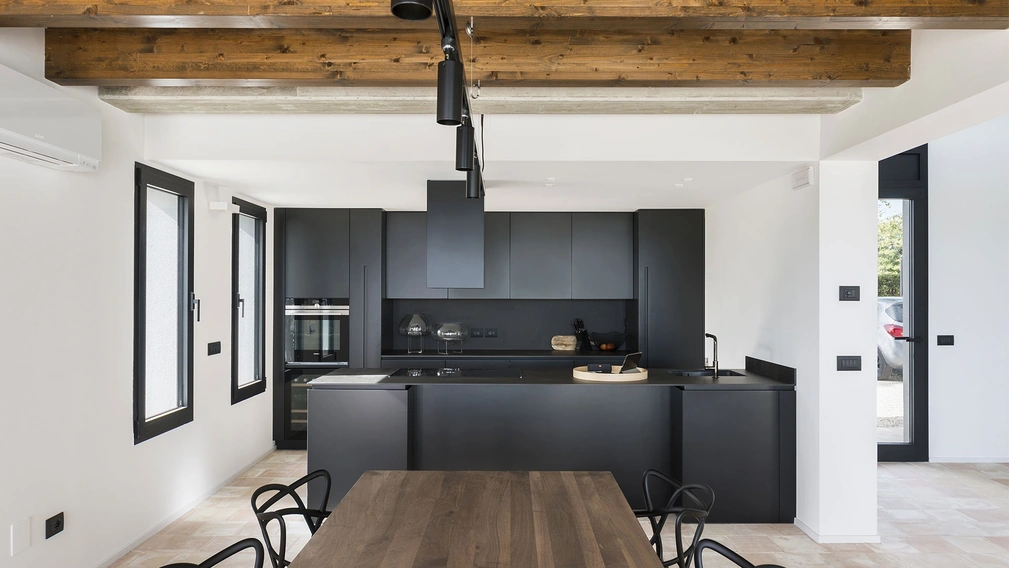 Cucina su misura con penisola T30 di TM Italia