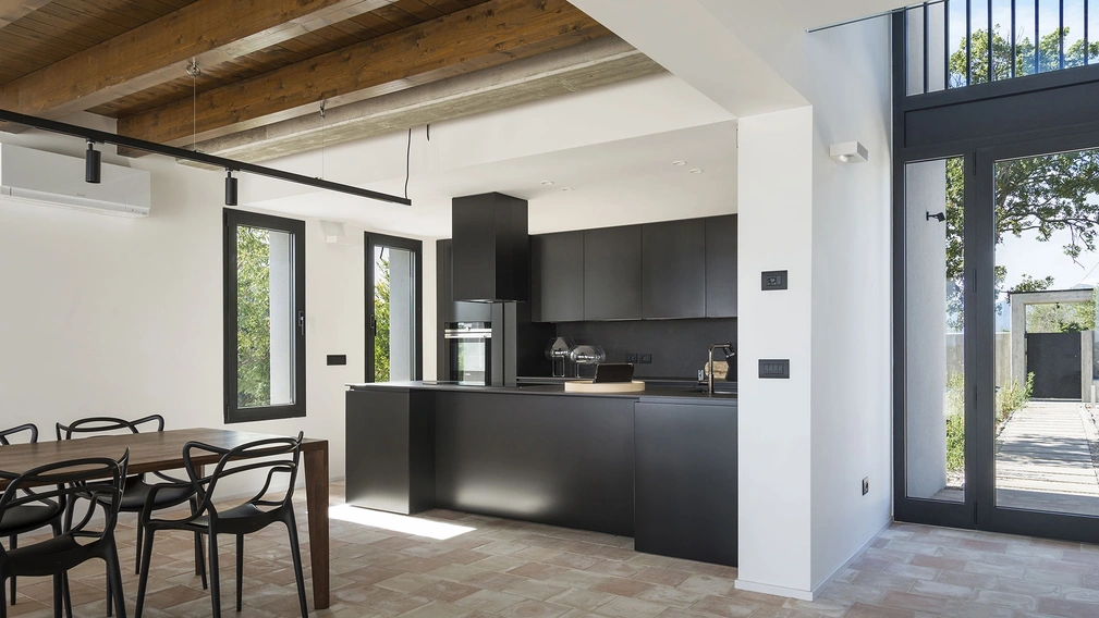 Cucina su misura con penisola T30 di TM Italia