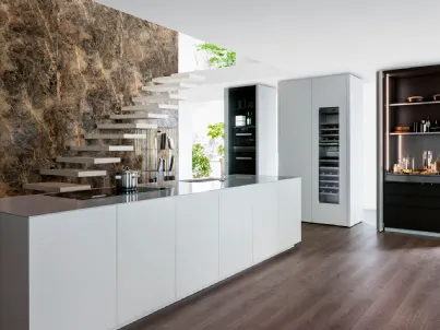 Cucina su misura lineare T30 in laccato bianco puro e top in quarzo bianco di TM Italia