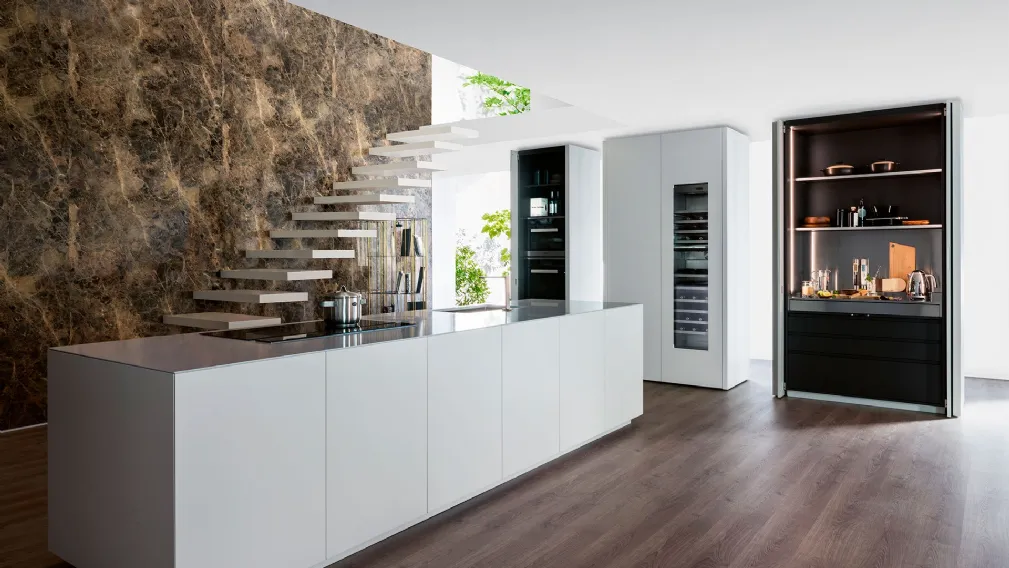 Cucina su misura lineare T30 in laccato bianco puro e top in quarzo bianco di TM Italia