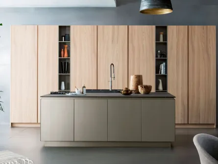 Cucina su misura T45 01 in laccato speciale champagne, top in pietra di Corinto e colonne in olmo di TM Italia
