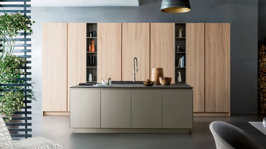 Cucina su misura T45 01 in laccato speciale champagne, top in pietra di Corinto e colonne in olmo di TM Italia