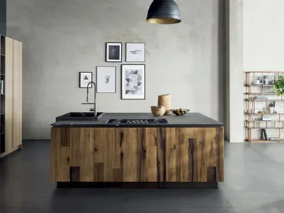 Cucina su misura con isola T45 03 in essenza di rovere con nodi a spacco e top in quarzo fumo di TM Italia