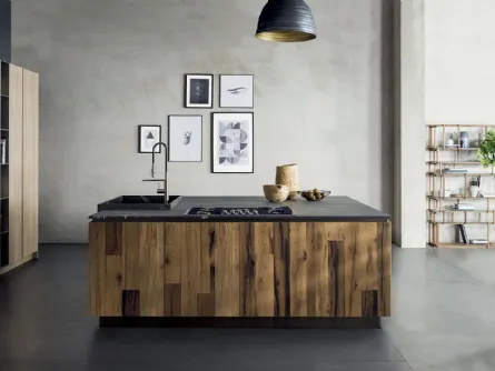 Cucina su misura con isola T45 03 in essenza di rovere con nodi a spacco e top in quarzo fumo di TM Italia