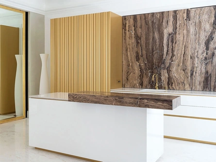 Cucina su misura di design T45 Glacier White e Marmo di TM Italia