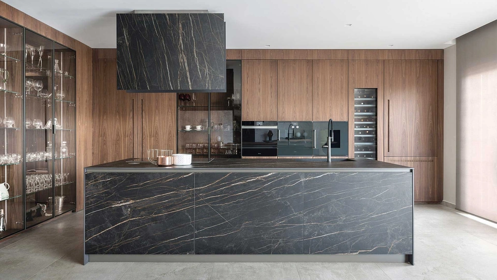 Cucina su misura T45 in essenza Noce e Gres di TM Italia