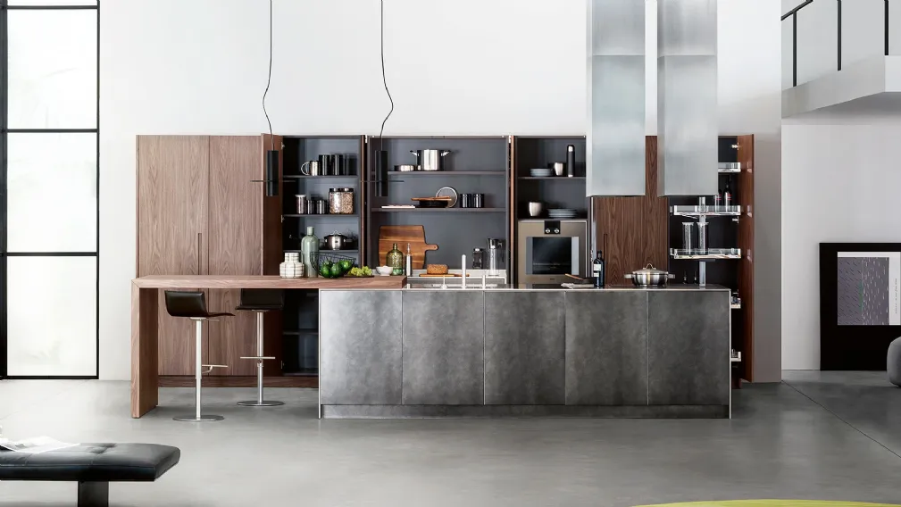 Cucina su misura lineare D90 in alluminio con finitura in laccato speciale acciaio ossidato, top in acciaio spazzolato e colonne in noce canaletto di TM Italia