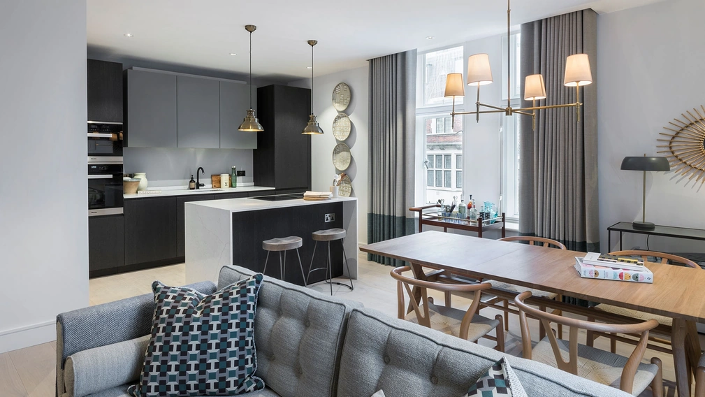 Cucina su misura in Rovere Grigio e marmo di Carrara con isola G180 di TM Italia